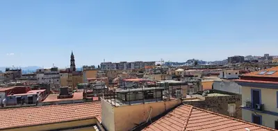 Vista generica su Napoli o vista sulla città dall'interno dell'affittacamere