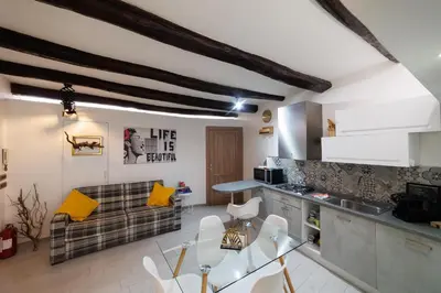 Cucina o angolo cottura di Legno Suite By HouseinNaples