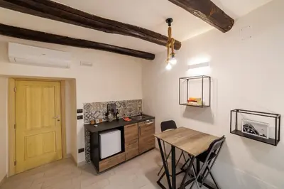 Cucina o angolo cottura di Legno Suite By HouseinNaples