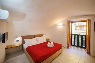 Letto o letti in una camera di Legno Suite By HouseinNaples