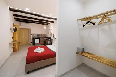 Cucina o angolo cottura di Legno Suite By HouseinNaples