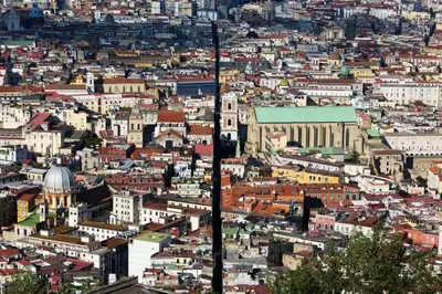 Vista generica su Napoli o vista sulla città dall'interno dell'appartamento