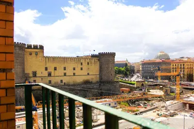 Vista generica su Napoli o vista sulla città dall'interno dell'affittacamere