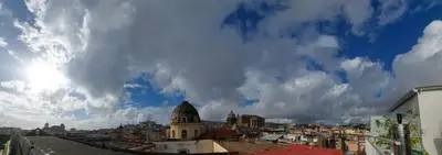 Vista generica su Napoli o vista sulla città dall'interno dell'appartamento