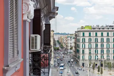 Vista generica su Napoli o vista sulla città dall'interno dell'affittacamere