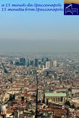 Vista generica su Napoli o vista sulla città dall'interno dell'appartamento