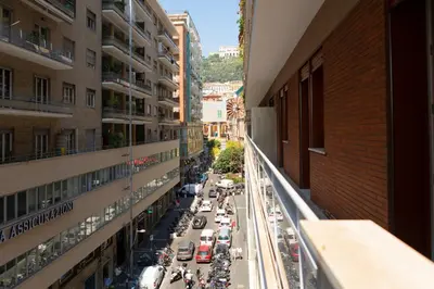 Vista generica sulle montagne o vista sulle montagne dall'interno dell'appartamento