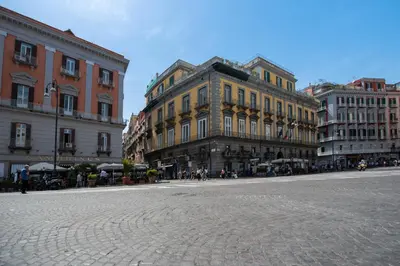 Vista generica su Napoli o vista sulla città dall'interno dell'affittacamere