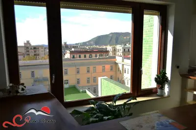 Vista generica sulle montagne o vista sulle montagne dall'interno del bed & breakfast