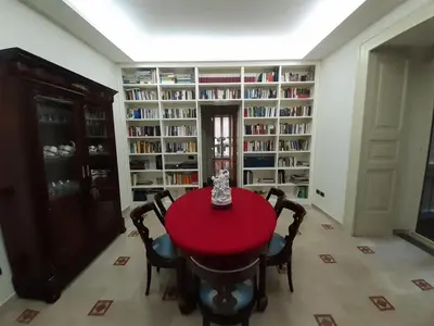 Biblioteca nella stanza in casa privata