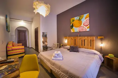 Letto o letti in una camera di Le 4 Stagioni Dante H Napoli Centro, by ClaPa Group