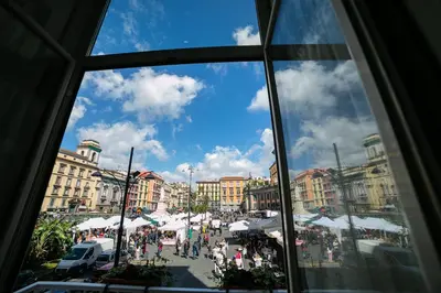 Vista generica su Napoli o vista sulla città dall'interno dell'affittacamere