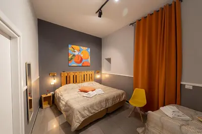 Letto o letti in una camera di Le 4 Stagioni Dante H Napoli Centro, by ClaPa Group