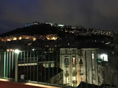 Vista generica su Napoli o vista sulla città dall'interno dell'appartamento
