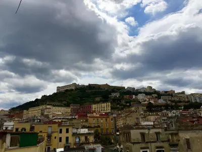 Vista generica sulle montagne o vista sulle montagne dall'interno dell'appartamento