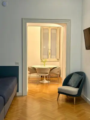 Area soggiorno di NAPOLIFOREVER ELEGANT APARTMENT Casa Vacanze a Chiaia CENTRO