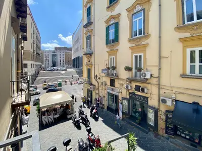 Vista generica su Napoli o vista sulla città dall'interno dell'affittacamere