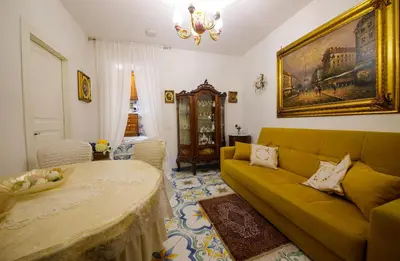 Area soggiorno di Giallo Napoletano Home