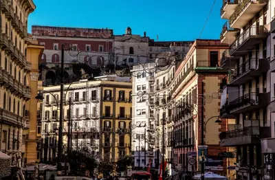 Vista generica su Napoli o vista sulla città dall'interno dell'affittacamere