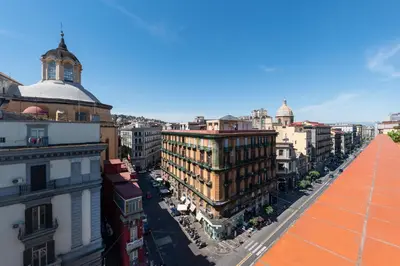 Vista generica su Napoli o vista sulla città dall'interno dell'affittacamere