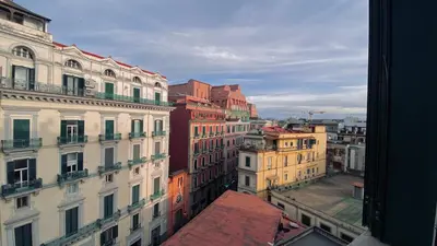 Vista generica su Napoli o vista sulla città dall'interno dell'appartamento