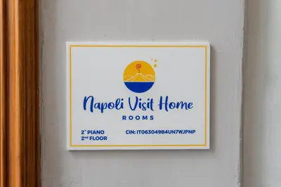 Certificato, attestato, insegna o altro documento esposto da Napoli Visit Home