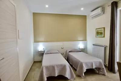Letto o letti in una camera di Six Rooms