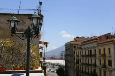 Vista generica sulle montagne o vista sulle montagne dall'interno dell'appartamento