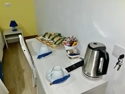 Set per la preparazione di tè e caffè presso 'A Room de' Scugnizzi