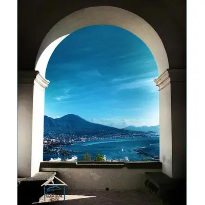 Vista generica sulle montagne o vista sulle montagne dall'interno della casa vacanze