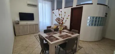 TV o dispositivi per l'intrattenimento presso la casa di Maya