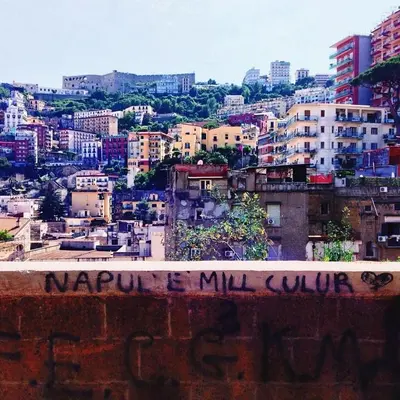 Vista generica su Napoli o vista sulla città dall'interno del bed & breakfast