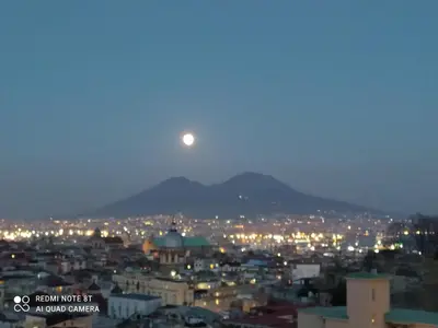 Vista generica sulle montagne o vista sulle montagne dall'interno dell'appartamento