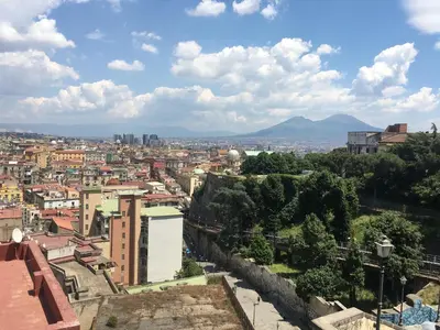 Vista generica sulle montagne o vista sulle montagne dall'interno dell'affittacamere