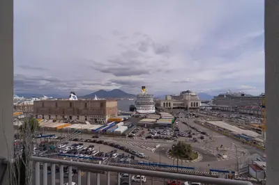 Vista generica su Napoli o vista sulla città dall'interno dell'hotel