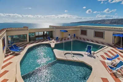 Piscina di Hotel Royal Continental o nelle vicinanze