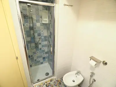 Bagno di 'a casa toja (neapolitan holiday home)