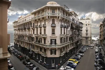 Vista generica su Napoli o vista sulla città dall'interno dell'hotel