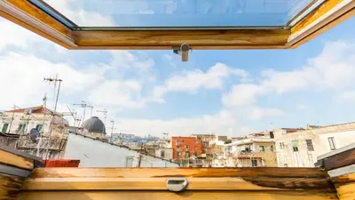 Vista generica su Napoli o vista sulla città dall'interno dell'appartamento