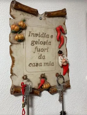 Certificato, attestato, insegna o altro documento esposto da CIRO'S HOUSE