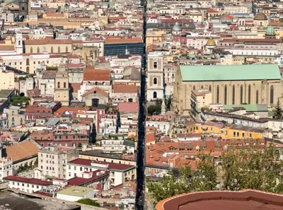 Vista generica su Napoli o vista sulla città dall'interno dell'affittacamere