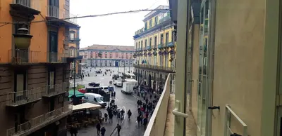 Vista generica su Napoli o vista sulla città dall'interno dell'appartamento