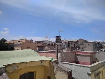 Vista generica su Napoli o vista sulla città dall'interno dell'appartamento