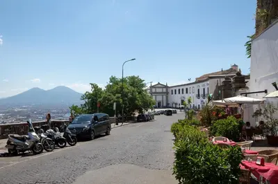 Vista generica sulle montagne o vista sulle montagne dall'interno dell'appartamento