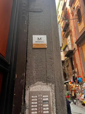 Certificato, attestato, insegna o altro documento esposto da Mida's Boutique Rooms