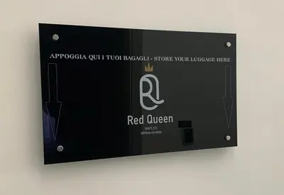 Certificato, attestato, insegna o altro documento esposto da Red Queen Naples