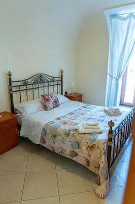 Letto o letti in una camera di Bellini Holiday Home - Appartamento con balcone NAPOLI