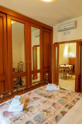 Letto o letti in una camera di Bellini Holiday Home - Appartamento con balcone NAPOLI