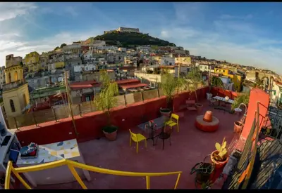 Vista generica su Napoli o vista sulla città dall'interno del bed & breakfast