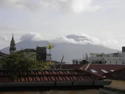 Vista generica sulle montagne o vista sulle montagne dall'interno dell'appartamento